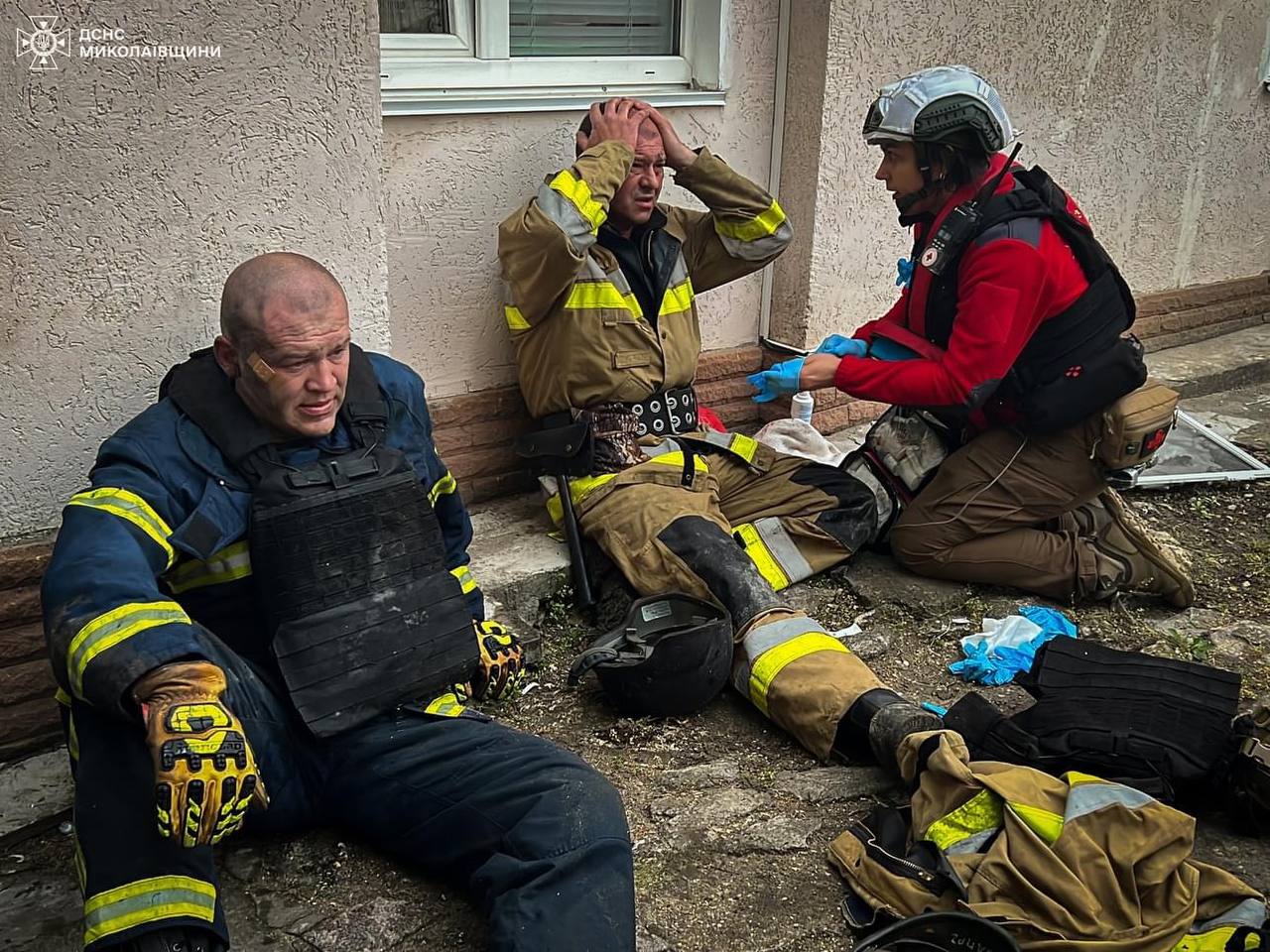 У Миколаєві стався вибух, запалали авто: п'ять рятувальників постраждали