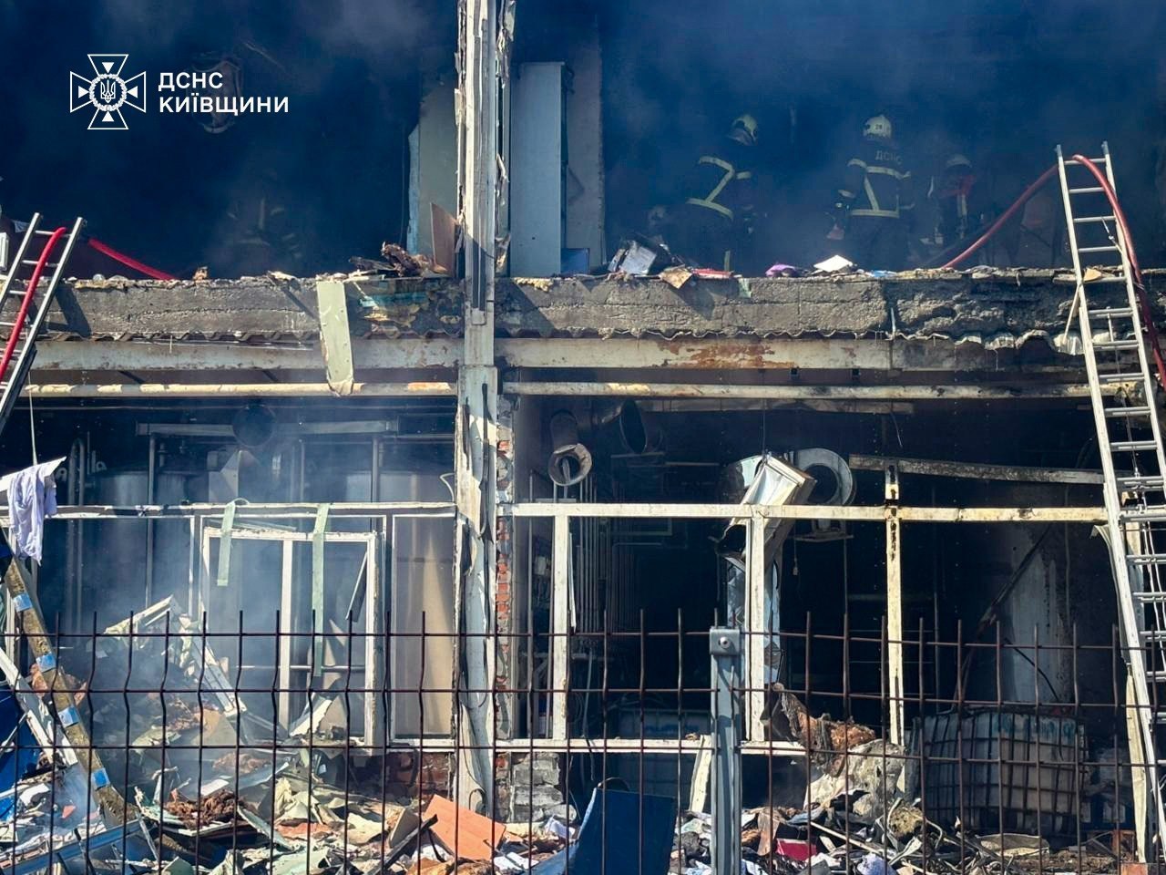 З'явилися фото з місця удару по молокозаводу на Київщині