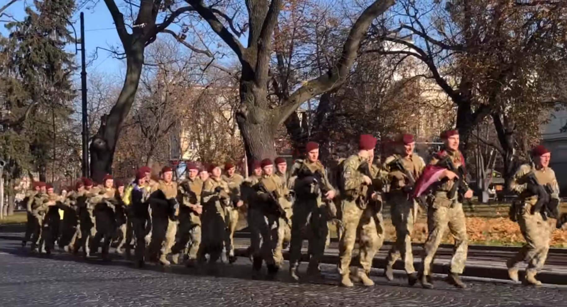 Слідуй за мною - роби як я. Десантники 80-ки здійснили 10-кілометровий марш-кидок вулицями Львова
