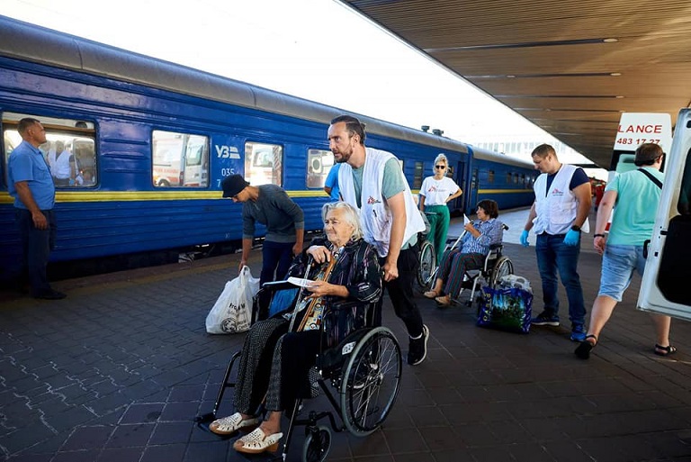 Укрзалізниця евакуйовує маломобільних і лежачих хворих реанімопотягами з небезпечних зон