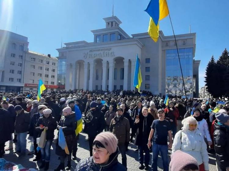 Ворожі автомати не спинили: херсонці знову вийшли на мітинг за Україну