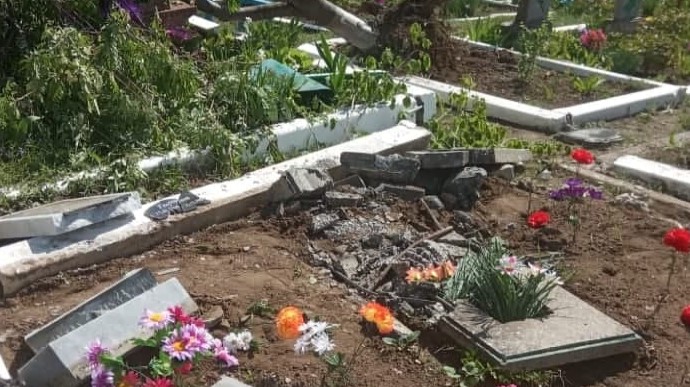 На Луганщині гібридні війська РФ зруйнували кладовище