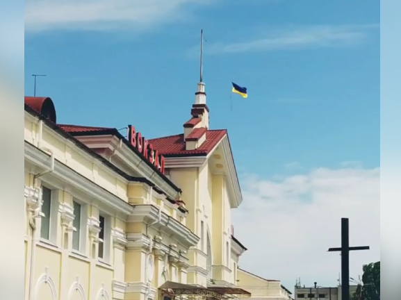 На вокзалі тимчасово окупованого Херсона замайорів український прапор