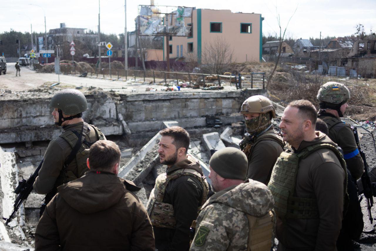 Багато запахів… Собаки, які шукають вибухівку, не можуть впоратися. Прессекретар Зеленського про поїздку в Бучу