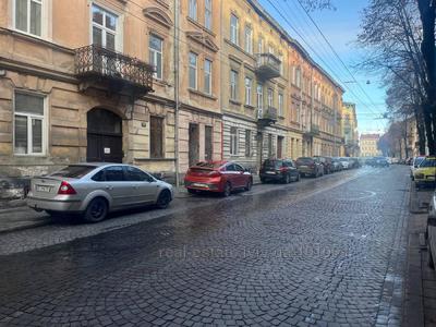У Львові перекрили рух та змінили маршрути тролейбусів: що відомо?