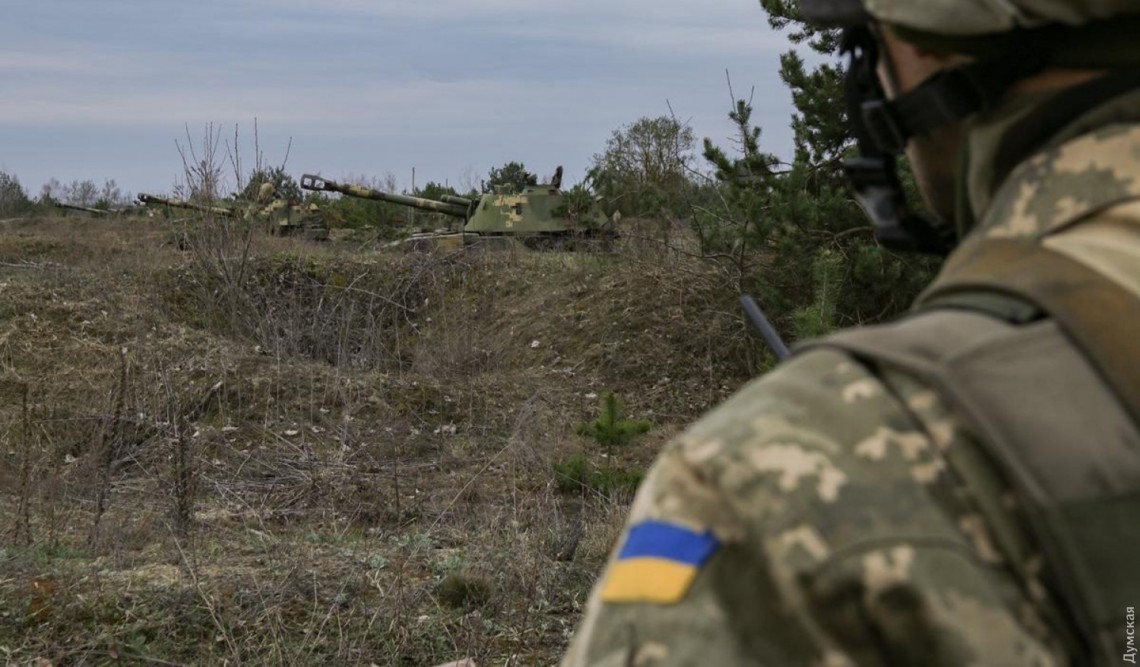 Ситуація на Сході України. Поранено українського військового, порушення тривають