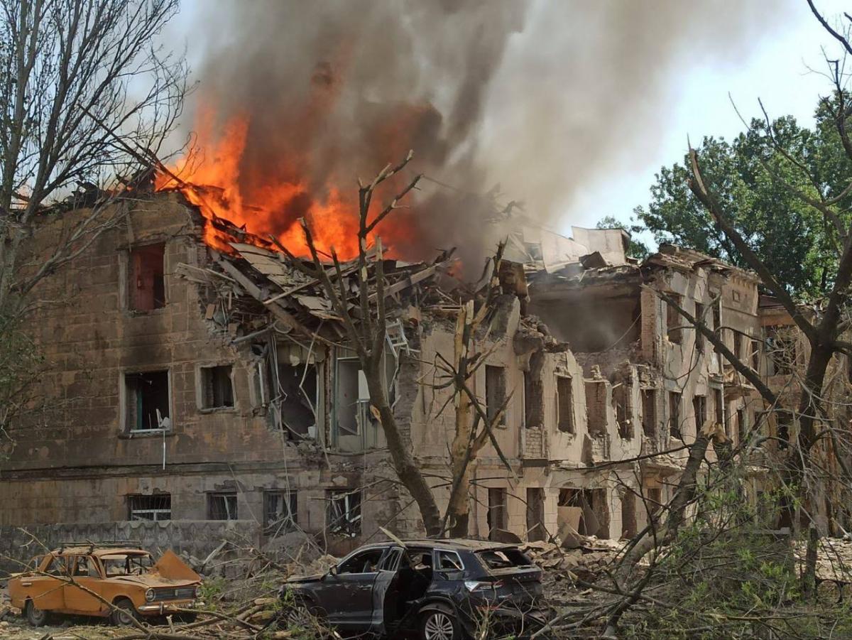 Ракетний удар по Дніпру. Одна людина загинула, багато поранених