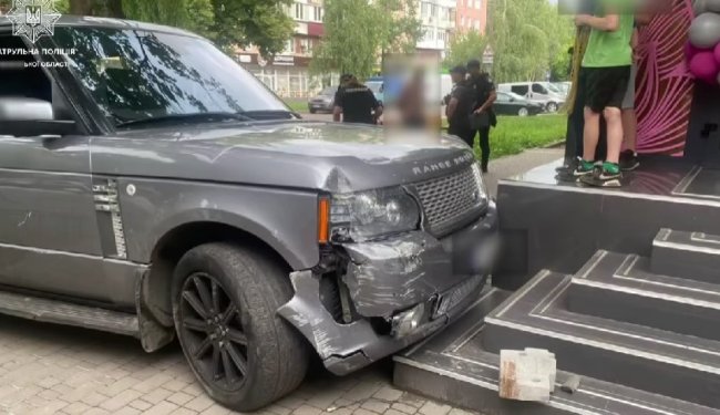 У Рівному водій джипа протаранив магазин (фото)