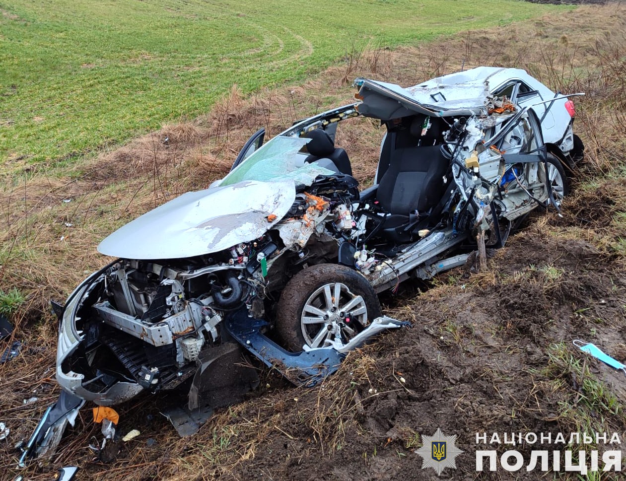 На Львівщині водій Toyota врізався в дерево, двоє травмованих