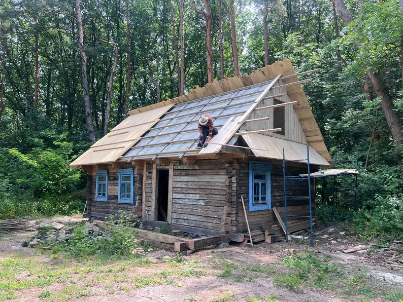 У Львові в Шевченківському гаю реставрують стародавню хату з Полісся