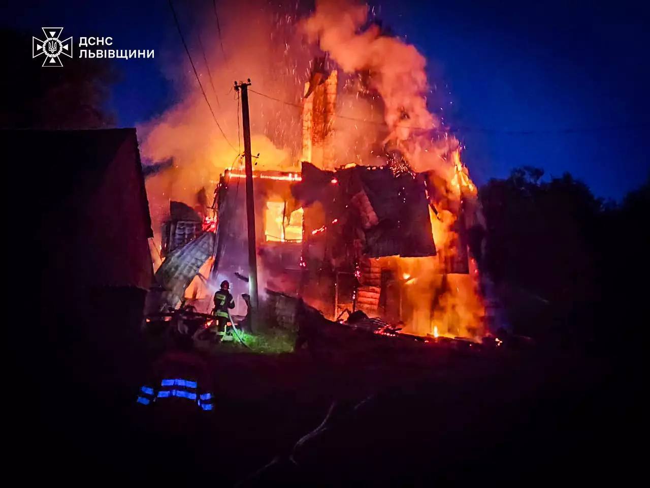 На Львівщині горів житловий будинок (фото)