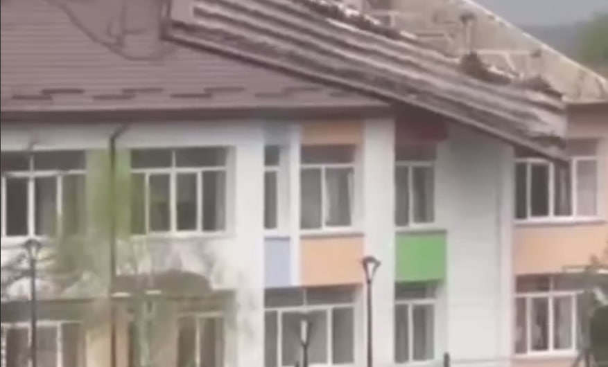 На Львівщині вітер зірвав новий дах зі школи (ВІДЕО)