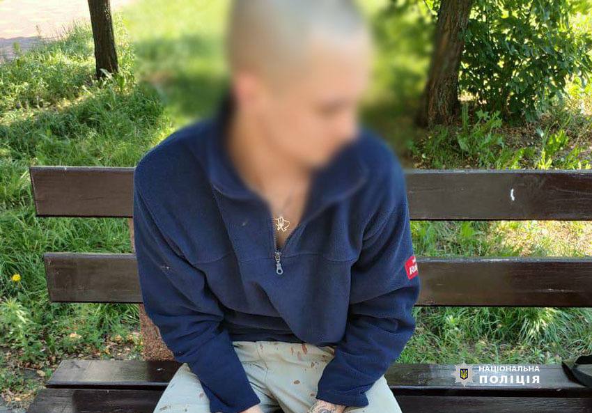 У Києві чоловік вдарив перехожого ножицями в груди: поліція повідомила деталі (фото)