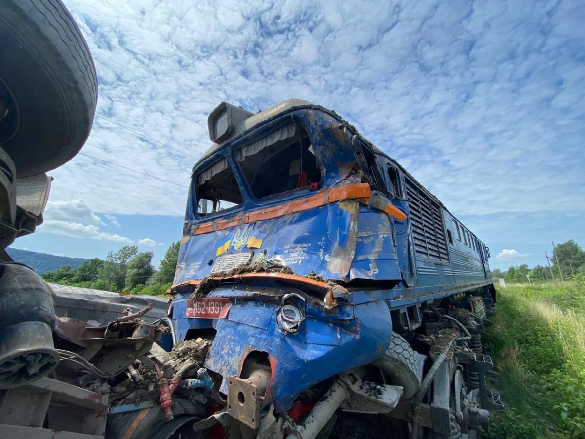 На Закарпатті пасажирський поїзд врізався в вантажівку, є госпіталізовані