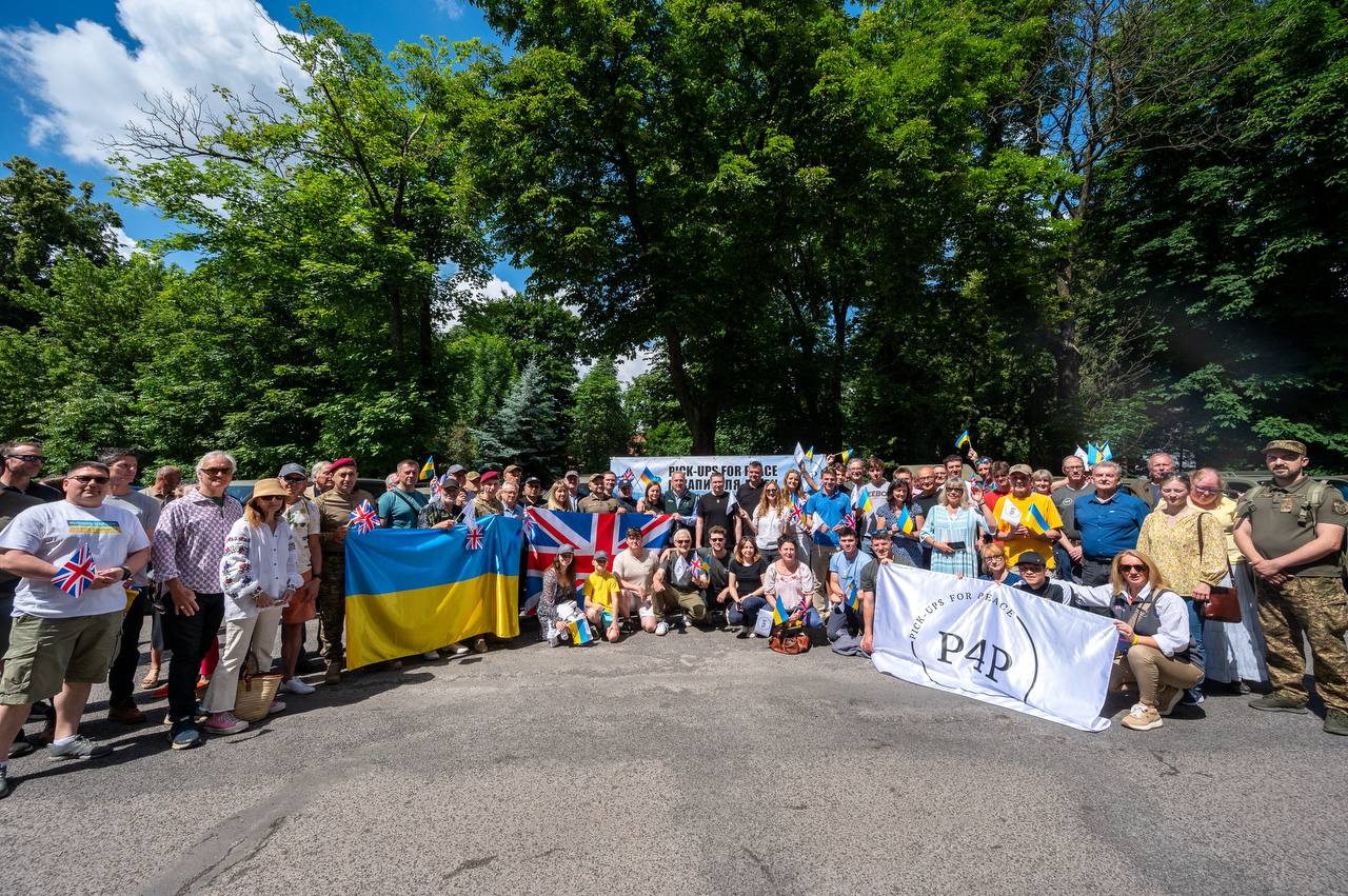 «Пікапи для миру»: у Львові британці знову передали позашляховики для ЗСУ