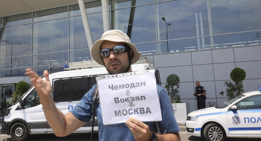 AP: 70 російських дипломатів у статусі  "персона нон грата" покинули Болгарію