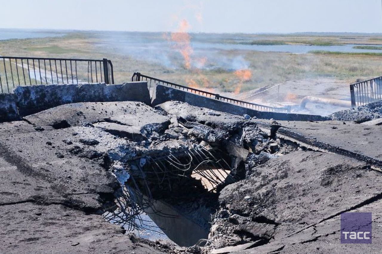 У Росії повідомляють про прильоти по Чонгарському мосту і мосту в Генічеську. Фото і відео