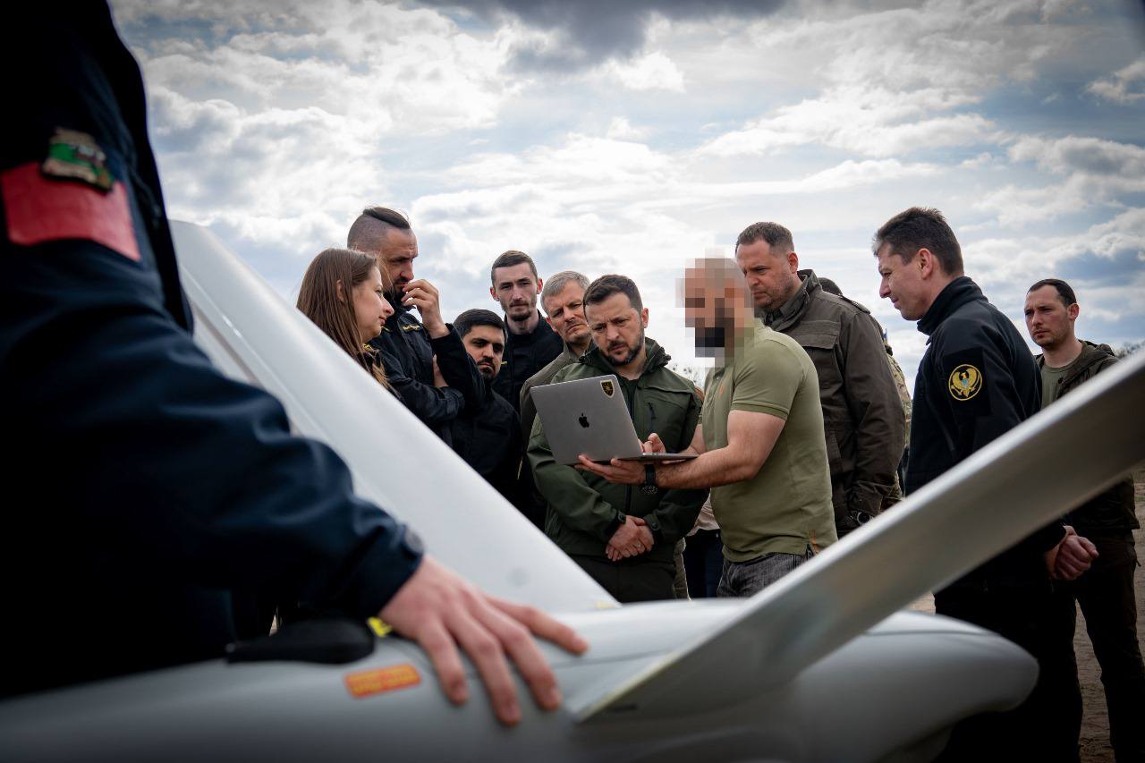 Уже полює на фронті: Зеленському показали український аналог російського "Ланцета"