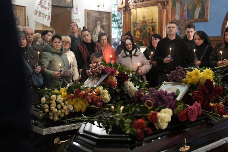 У Сумах попрощалися з 14-річною Анею, її мамою та тіткою, які загинули через російську атаку