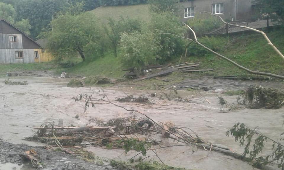 Потоп на Закарпатті. Буде новий підйом води у річках, можливі зсуви