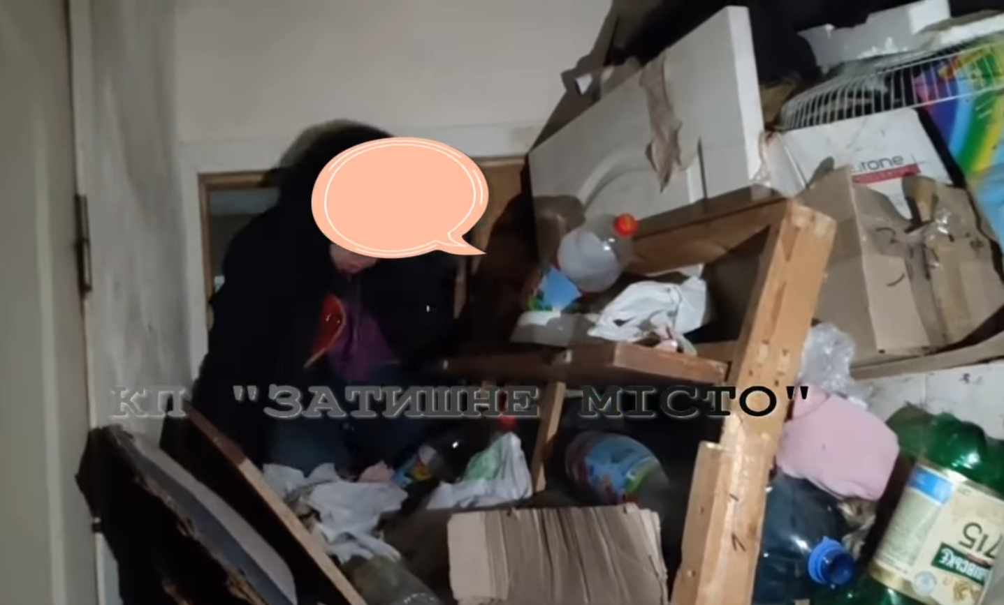 На Дніпропетровщині пенсіонерка завалила квартиру сміттям і живе у під’їзді