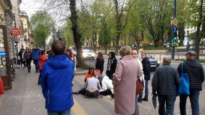 У Львові 9-річний хлопець випав з вікна