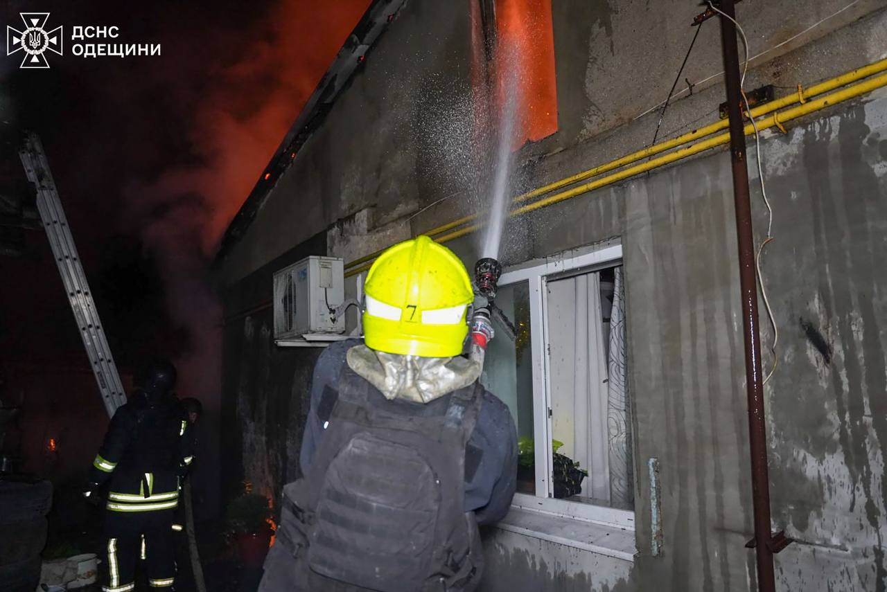 Війська РФ вночі масовано атакували Одесу дронами: є постраждалі (фото)