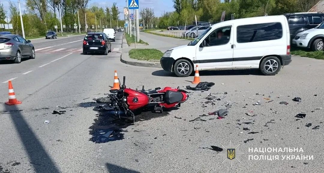 У Львові внаслідок зіткнення з автомобілем ледь не загинув юний мотоцикліст (фото)