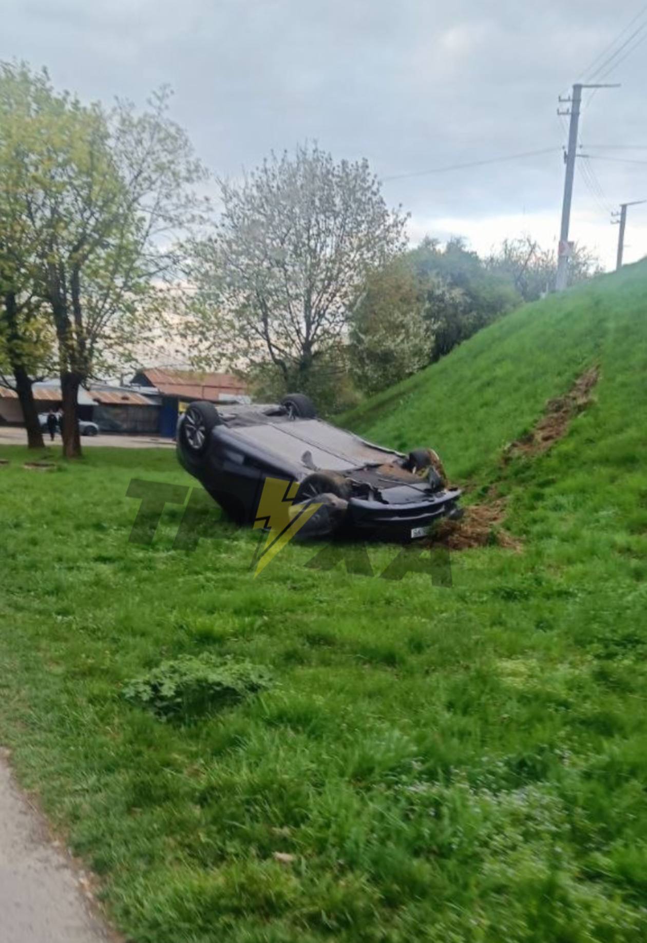 У Львові Tesla злетіла з Сихівського мосту: ФОТО, ВІДЕО