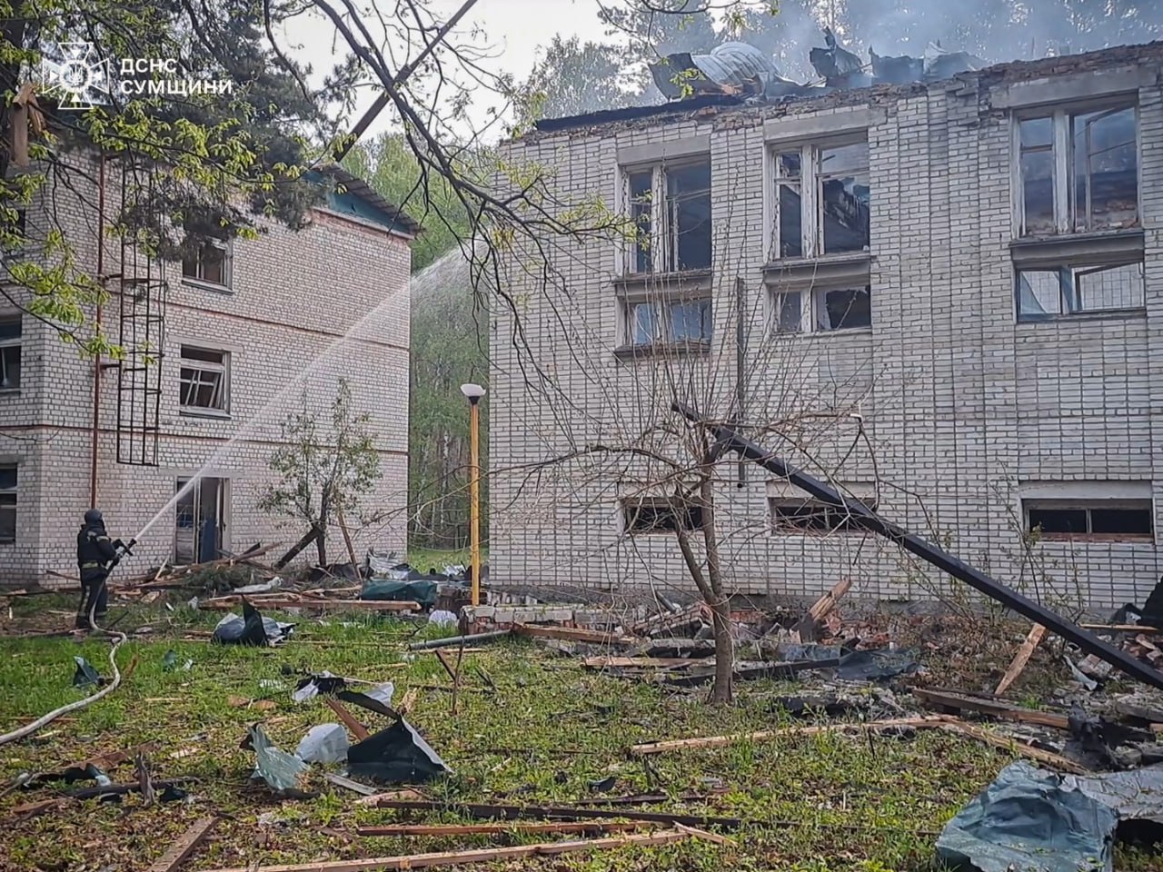 Війська РФ обстріляли громаду на Сумщині: виникли пожежі (фото)
