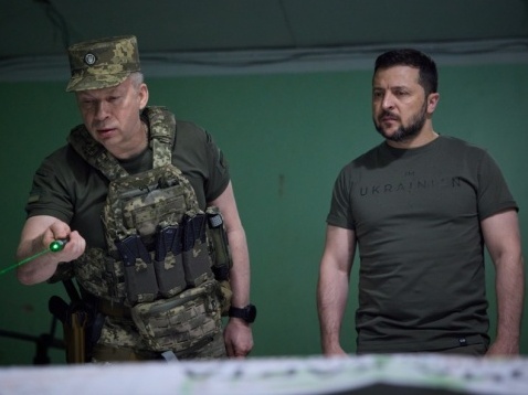 Зеленський обговорив із Сирським посилення ключових ділянок фронту