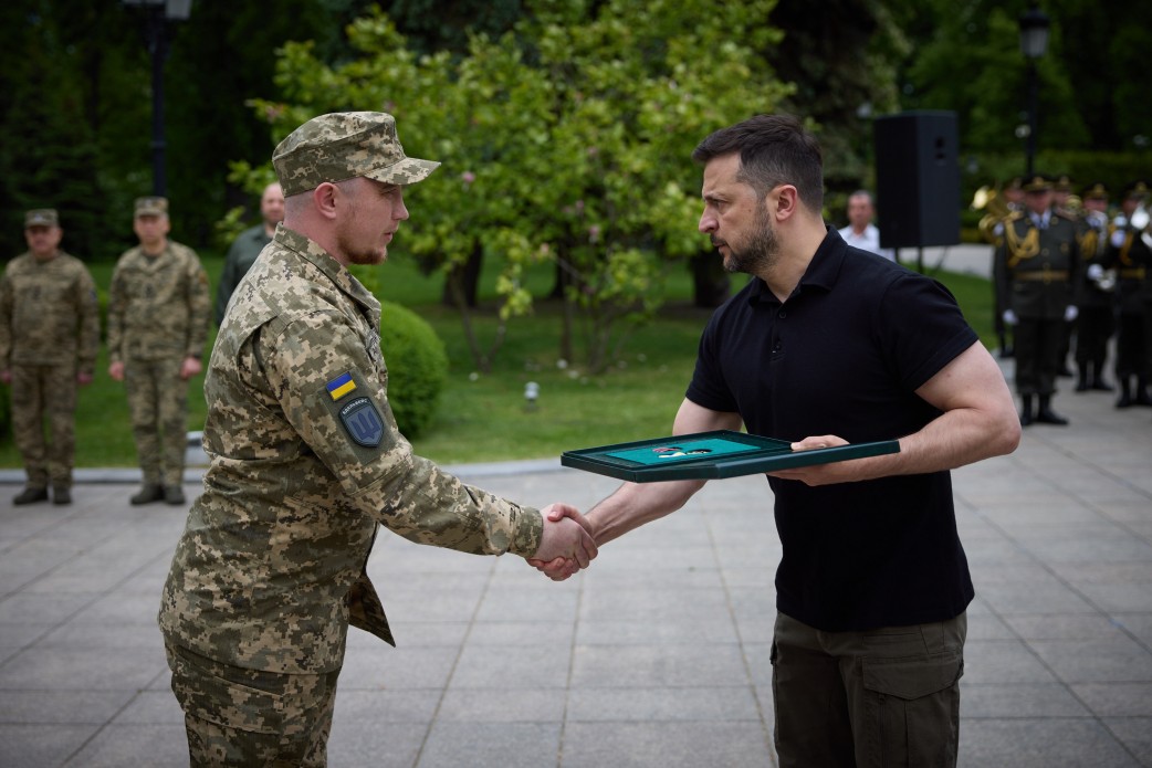 Зеленський вручив нагороди воїнам-піхотинцям та бойові прапори бригадам