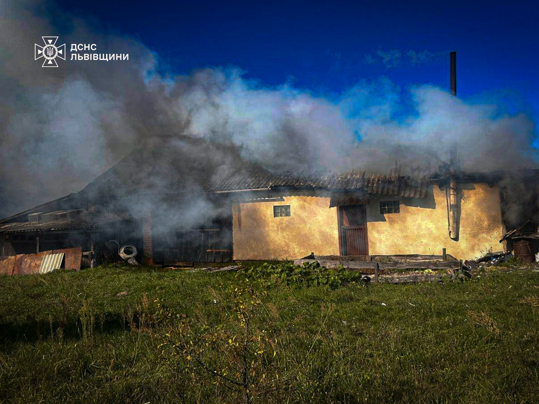 На Львівщині горіла господарська будівля
