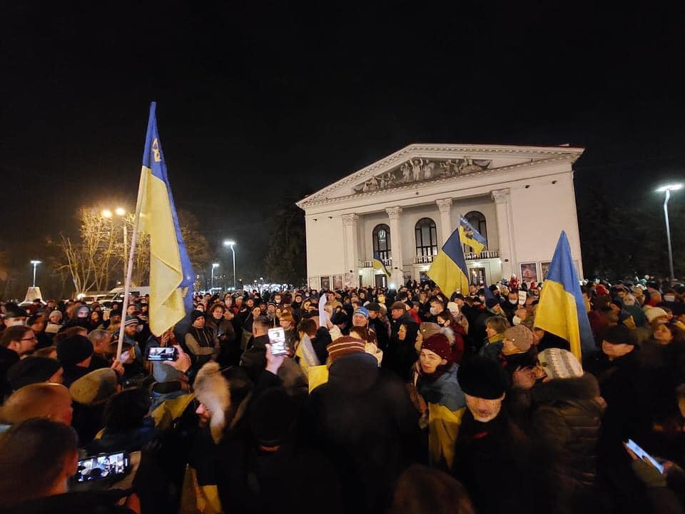 На площі в Маріуполі зібралися мешканці з синьо-жовтими прапорами. Лунає «Слава Україні»