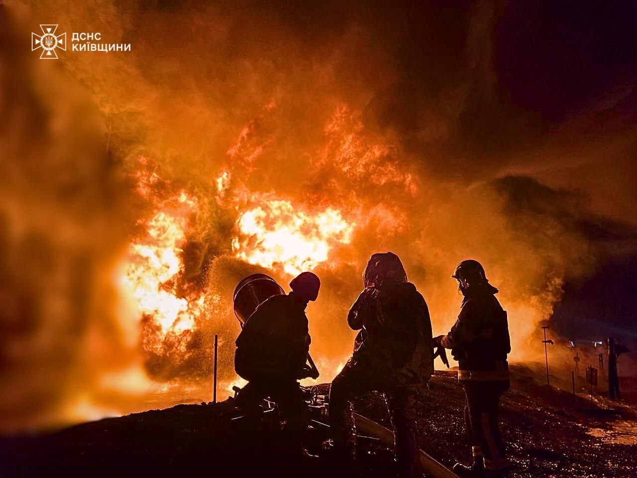 На Київщині уламки БпЛА впали на промисловому об'єкті: виникла пожежа (фото)
