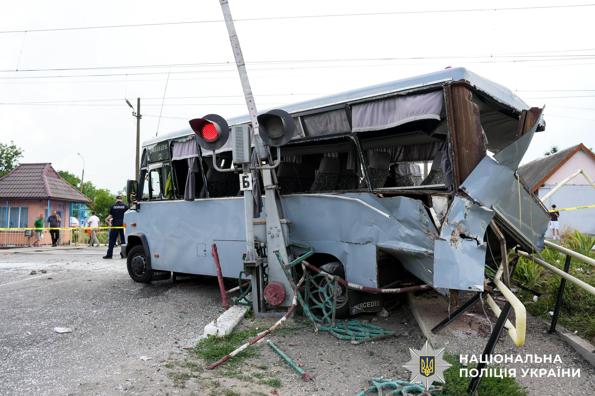 Поїзд розтрощив маршрутку з пасажирами: нові фото з місця аварії