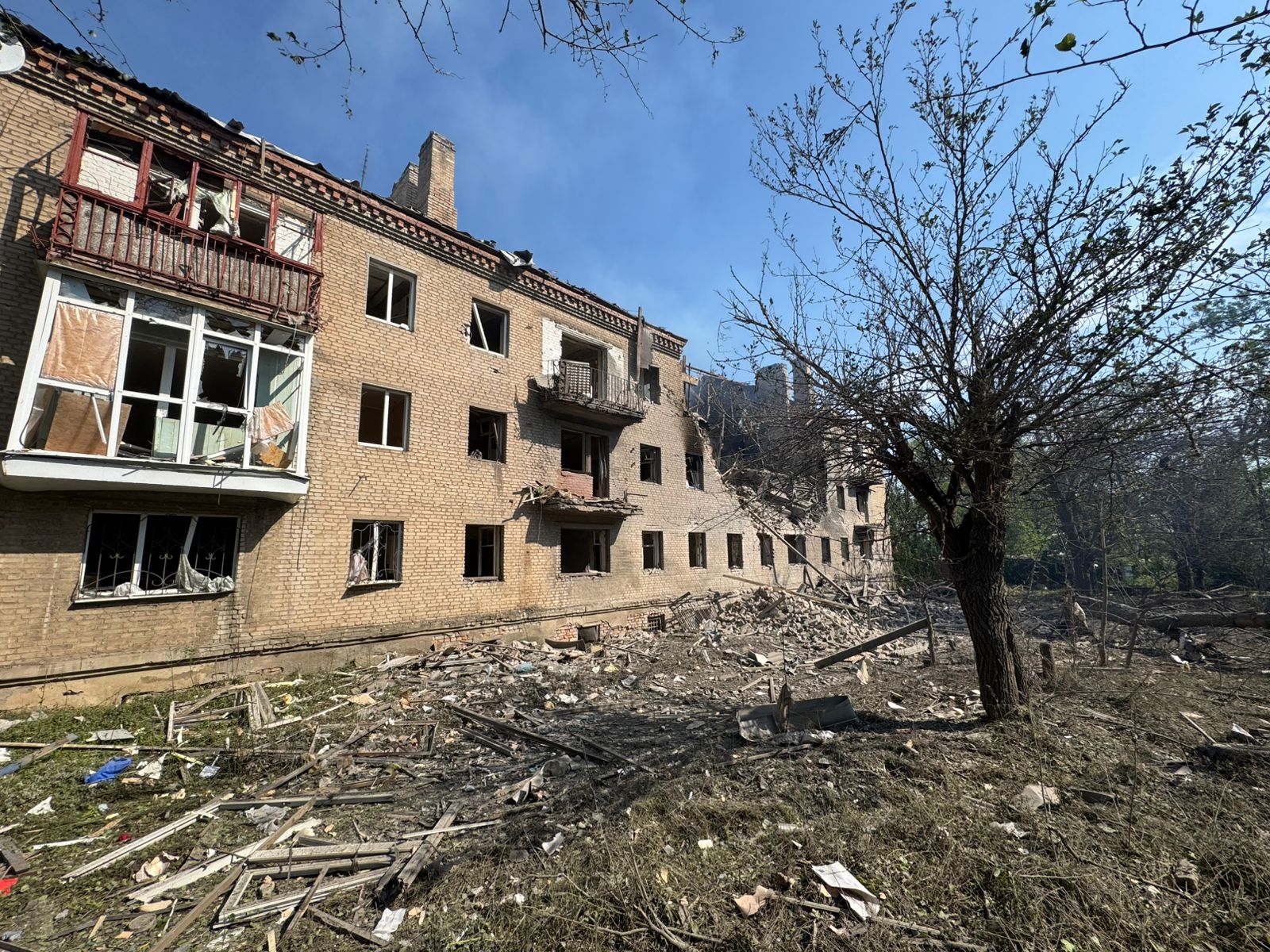 Росіяни вдарили по Костянтинівці : пошкоджені будинки та заклад освіти (фото)
