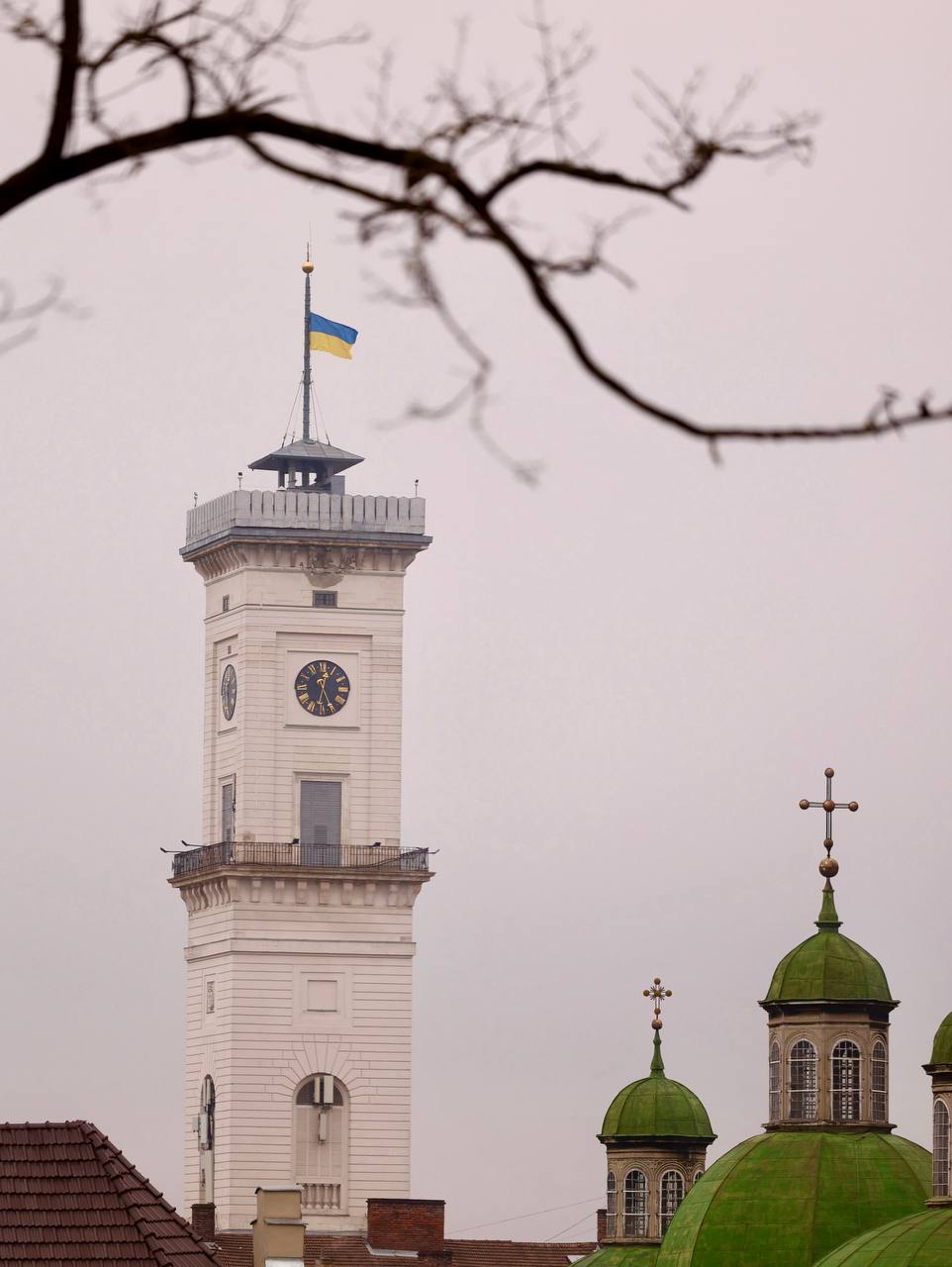 У Львові приспустили державний прапор на Ратуші в пам’ять про загиблих у Києві
