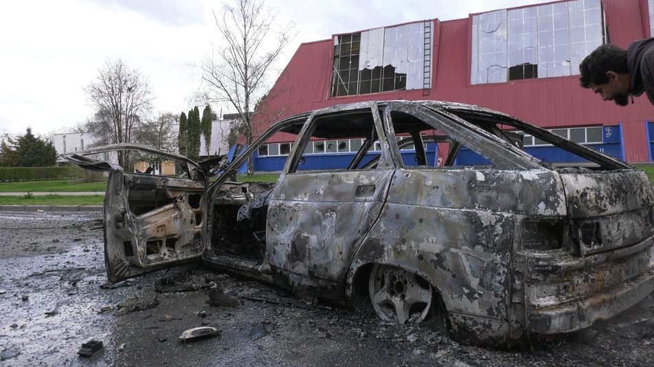У Харкові снаряд влучив у автомобіль з людьми, який згорів вщент