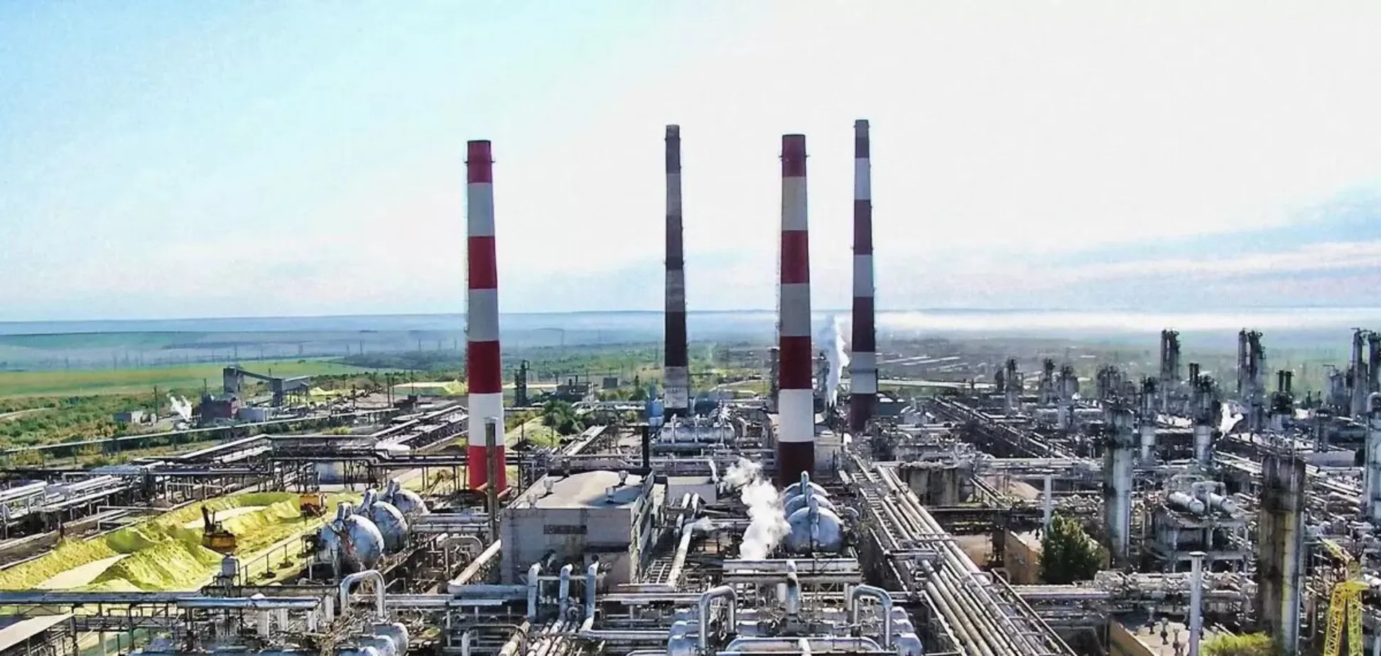 Вибухи в Оренбурзькій області: під ударом опинився один із найбільших газопереробних заводів РФ (відео)