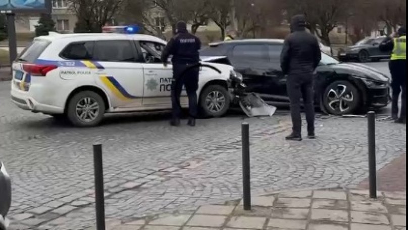 Аварія з патрульним авто у центрі Львова: що відомо