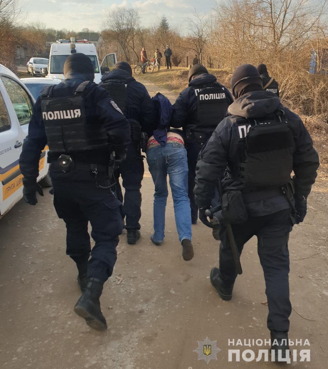 На Львівщині чоловік гранатою загрожував дружині. Його затримала поліція