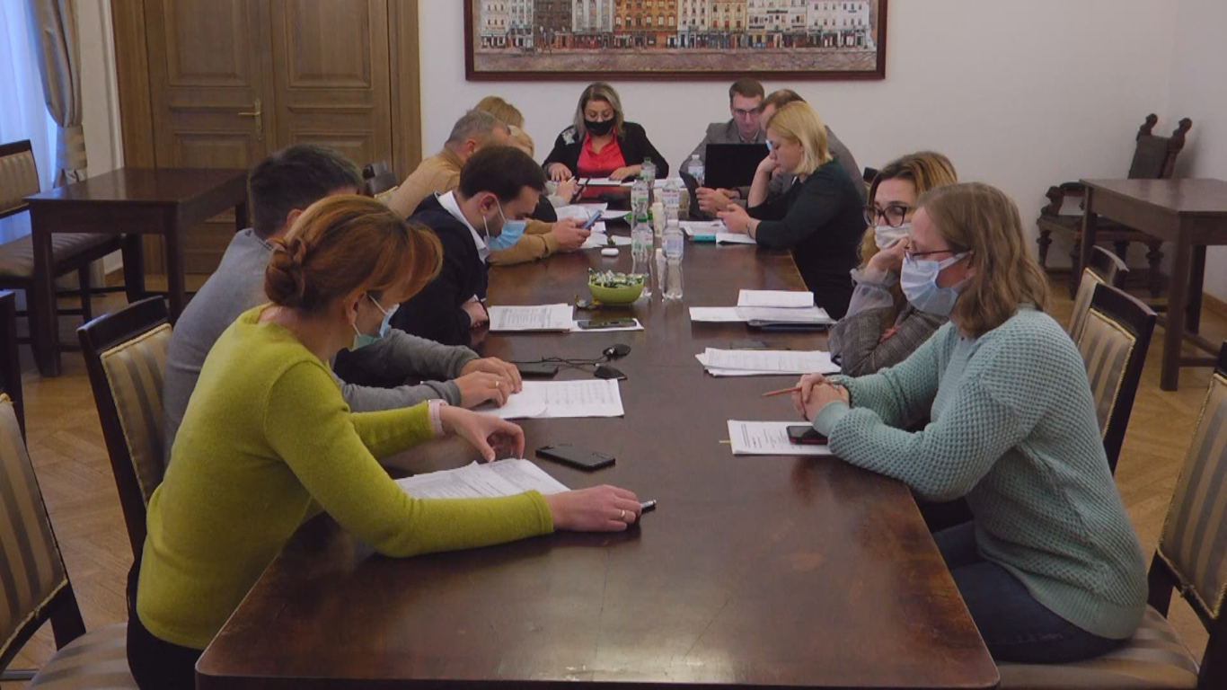 Додаткові кошти для садочків і "ліміт" на премії чиновникам. У Львові розглядають бюджет-2022