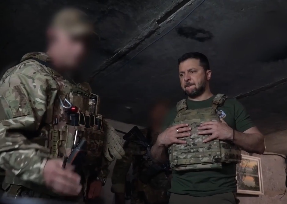 Зеленський приїхав на передову до спецпризначенців біля Бахмута. Відео