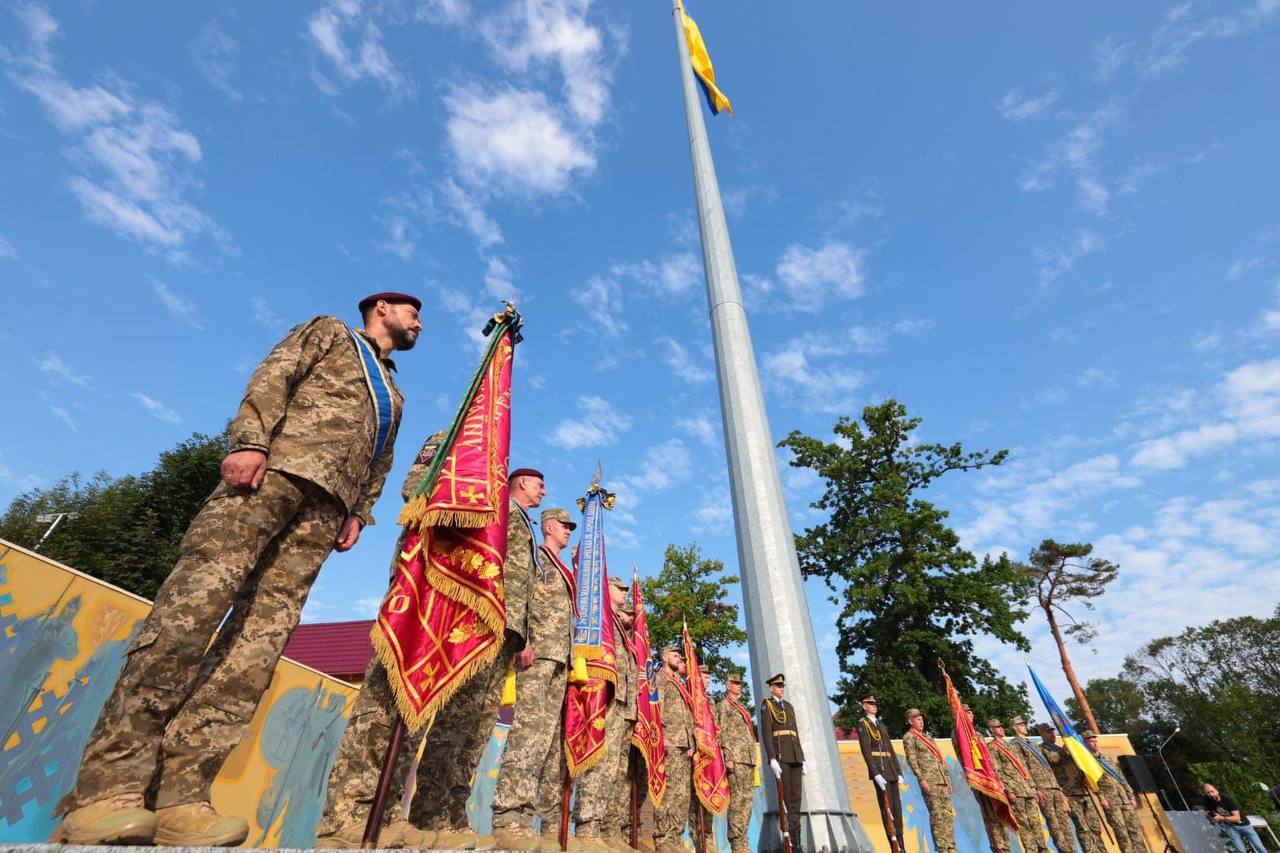 На найвищому стяготримачі Львівщини підняли Державний прапор. Фото