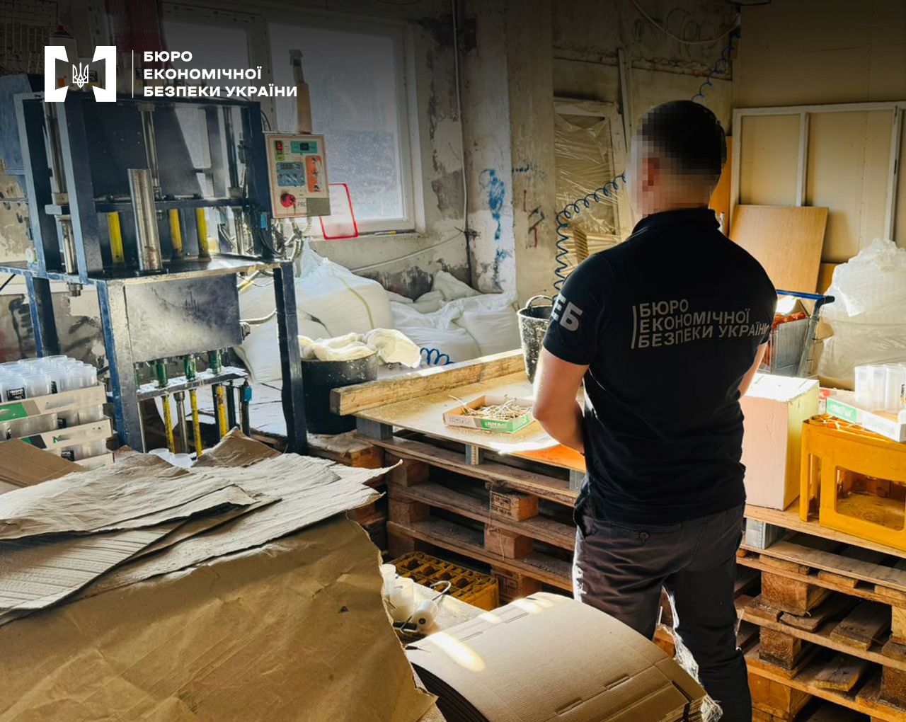Підпільно виготовляли свічки відомого бренду: на Львівщині зупинили незаконне виробництво