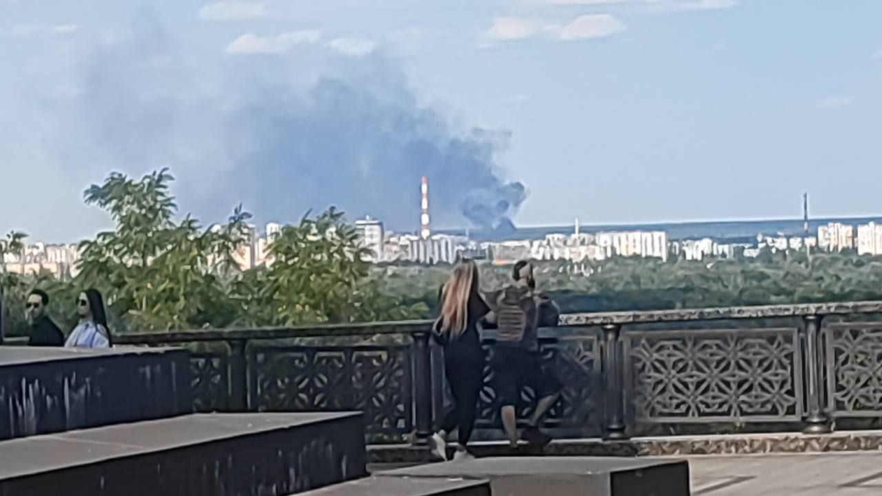 У Києві пролунав вибух без повітряної тривоги: видніється стовп диму