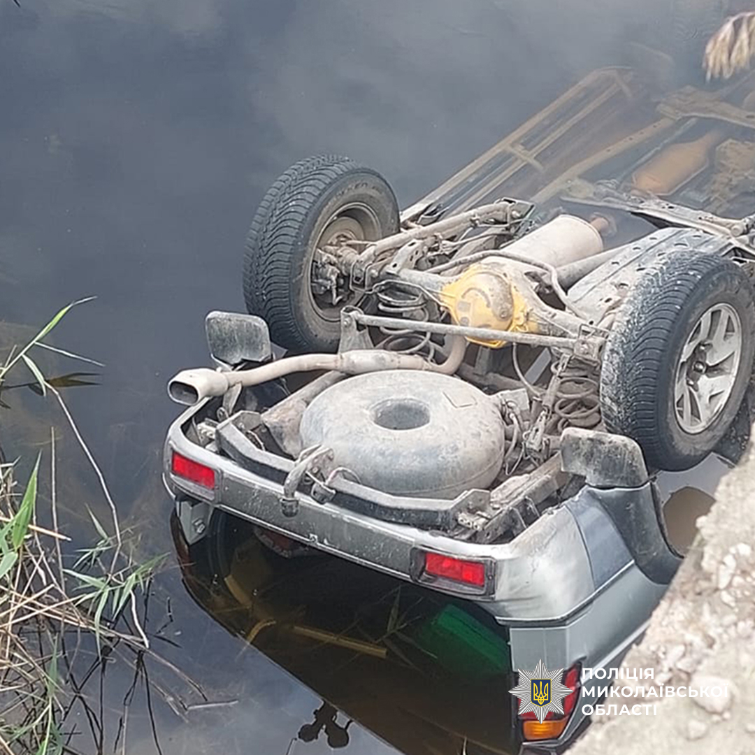 На Миколаївщині позашляховик з дітьми злетів з мосту у воду: Деталі ДТП