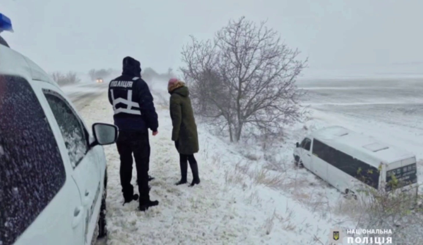 Автівки зносить вітром: на Одещині заметіль паралізувала рух на трасах