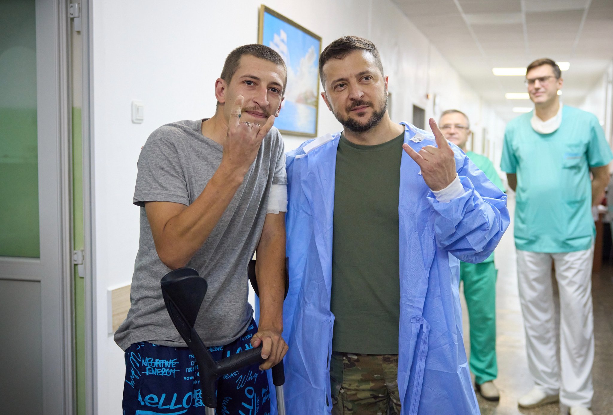 Володимир Зеленський провідав поранених захисників України. Фото дня